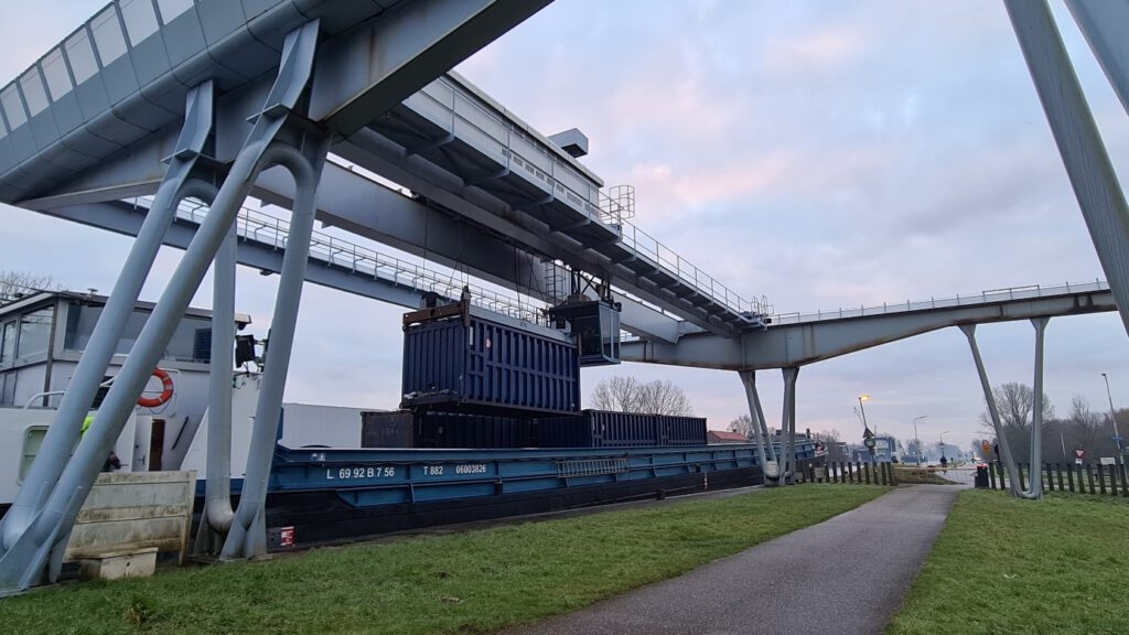 Een schip naast een Avalex voertuig, waar ingezameld afval wordt overgeladen voor verwerking door HVC in Alkmaar